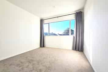 8D Taurima Avenue, Point England