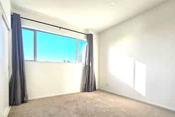 8D Taurima Avenue, Point England