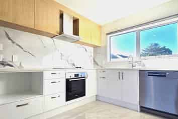 8D Taurima Avenue, Point England