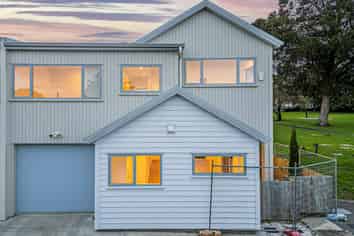 8A Taurima Avenue, Point England