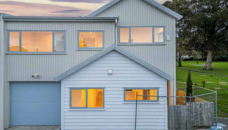8A Taurima Avenue, Point England