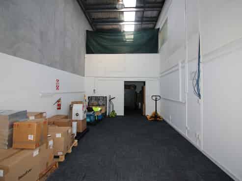 Tidy office warehouse offered for lease