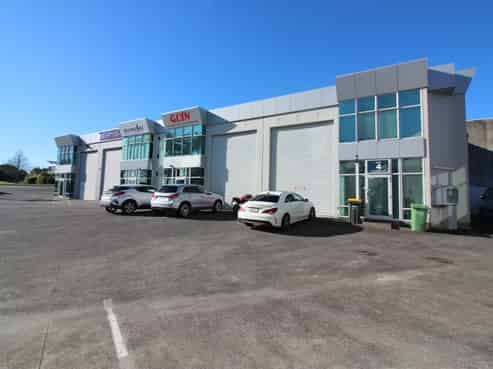 Tidy office warehouse offered for lease