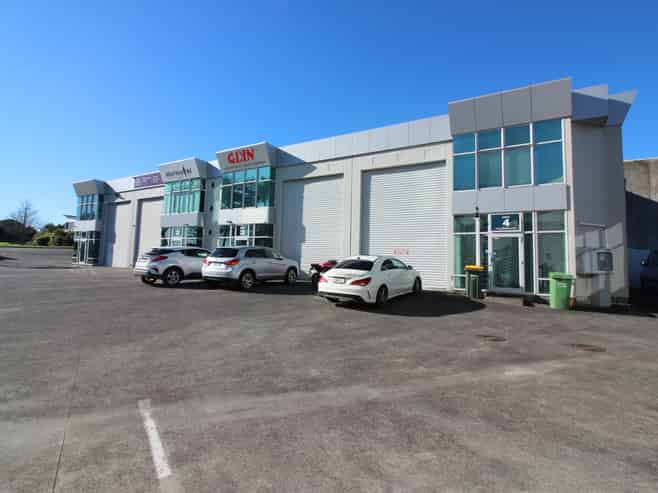 Tidy office warehouse offered for lease