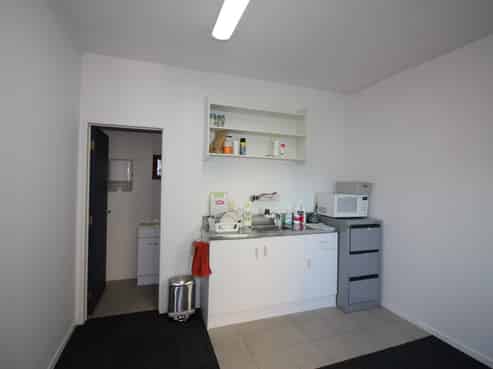 Tidy office warehouse offered for lease