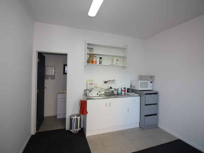 Tidy office warehouse offered for lease