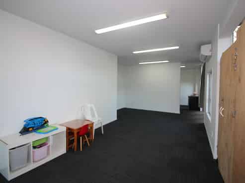 Tidy office warehouse offered for lease