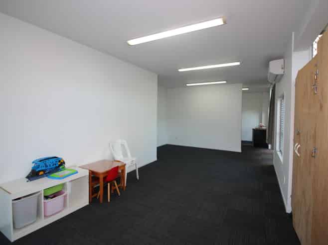 Tidy office warehouse offered for lease
