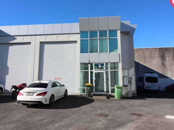 Tidy office warehouse offered for lease