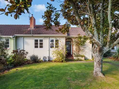 200 College Street, West End