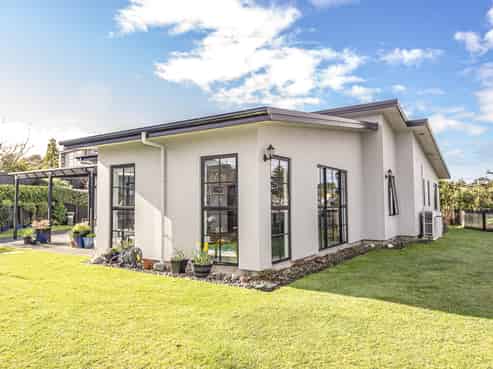 8 Lithgow Drive, Otamatea