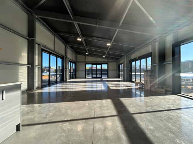 Brand New Showroom with Huge Exposure!