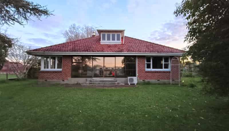 1215 Dairy Flat Highway, Dairy Flat