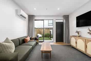 8C Ferry Road, Days Bay