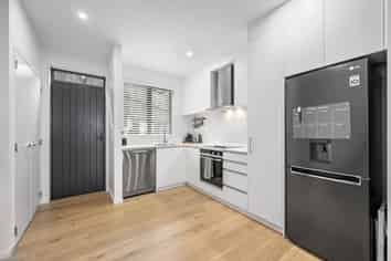 8C Ferry Road, Days Bay