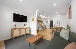 8C Ferry Road, Days Bay