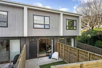 8C Ferry Road, Days Bay