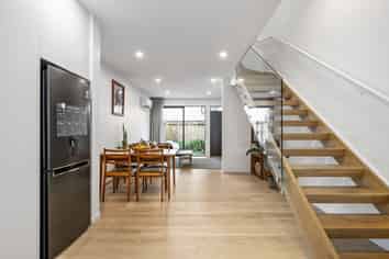 8C Ferry Road, Days Bay