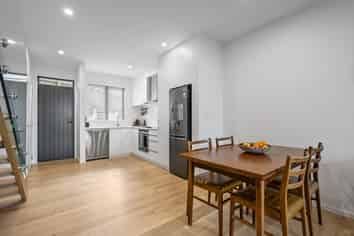 8C Ferry Road, Days Bay