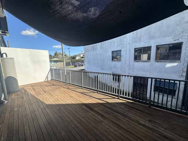 Williamson Avenue Showroom/Retail with Storage