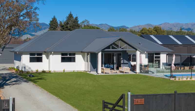 14 Waters Avenue, Burleigh