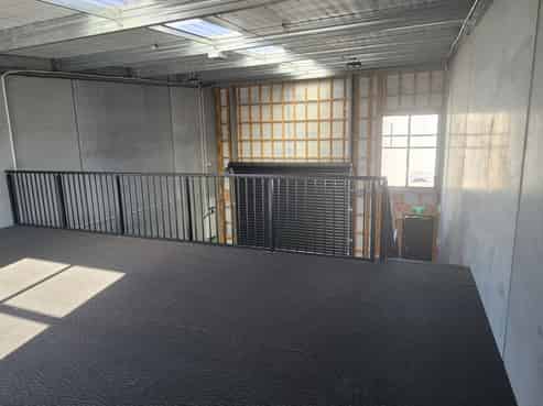 Spacious 125m² Industrial Unit with Mezzanine