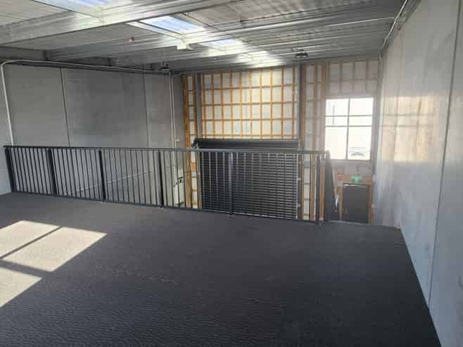 Spacious 125m² Industrial Unit with Mezzanine