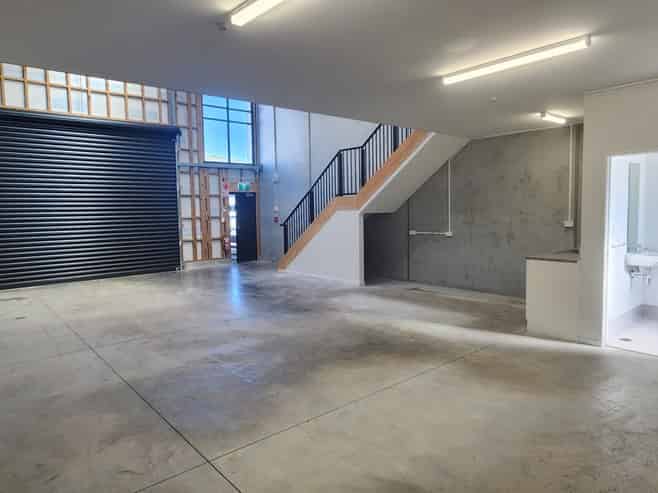 Spacious 125m² Industrial Unit with Mezzanine