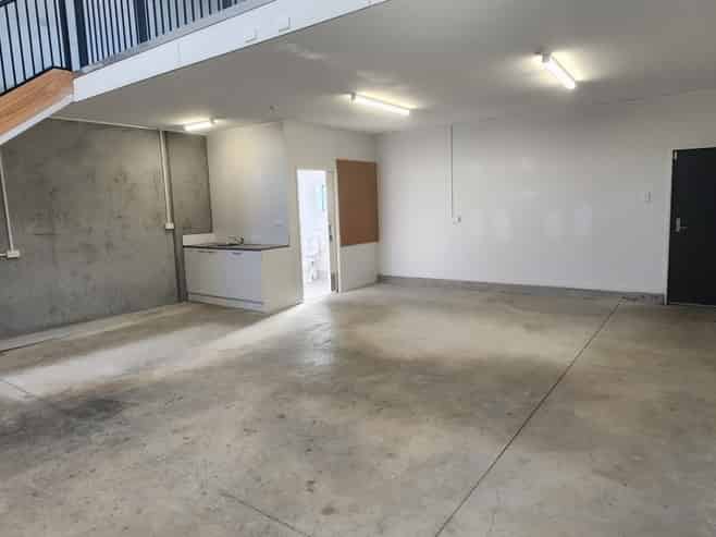 Spacious 125m² Industrial Unit with Mezzanine