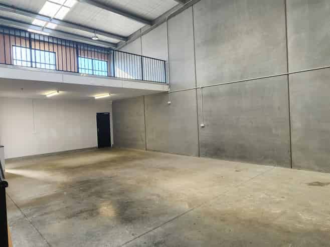 Spacious 125m² Industrial Unit with Mezzanine