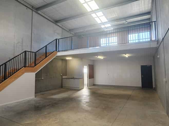 Spacious 125m² Industrial Unit with Mezzanine
