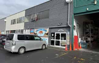 Prime showroom/warehouse for Lease