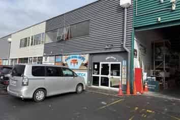 Prime showroom/warehouse for Lease