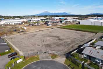 Prime Yard at end of Cul-De-Sac 