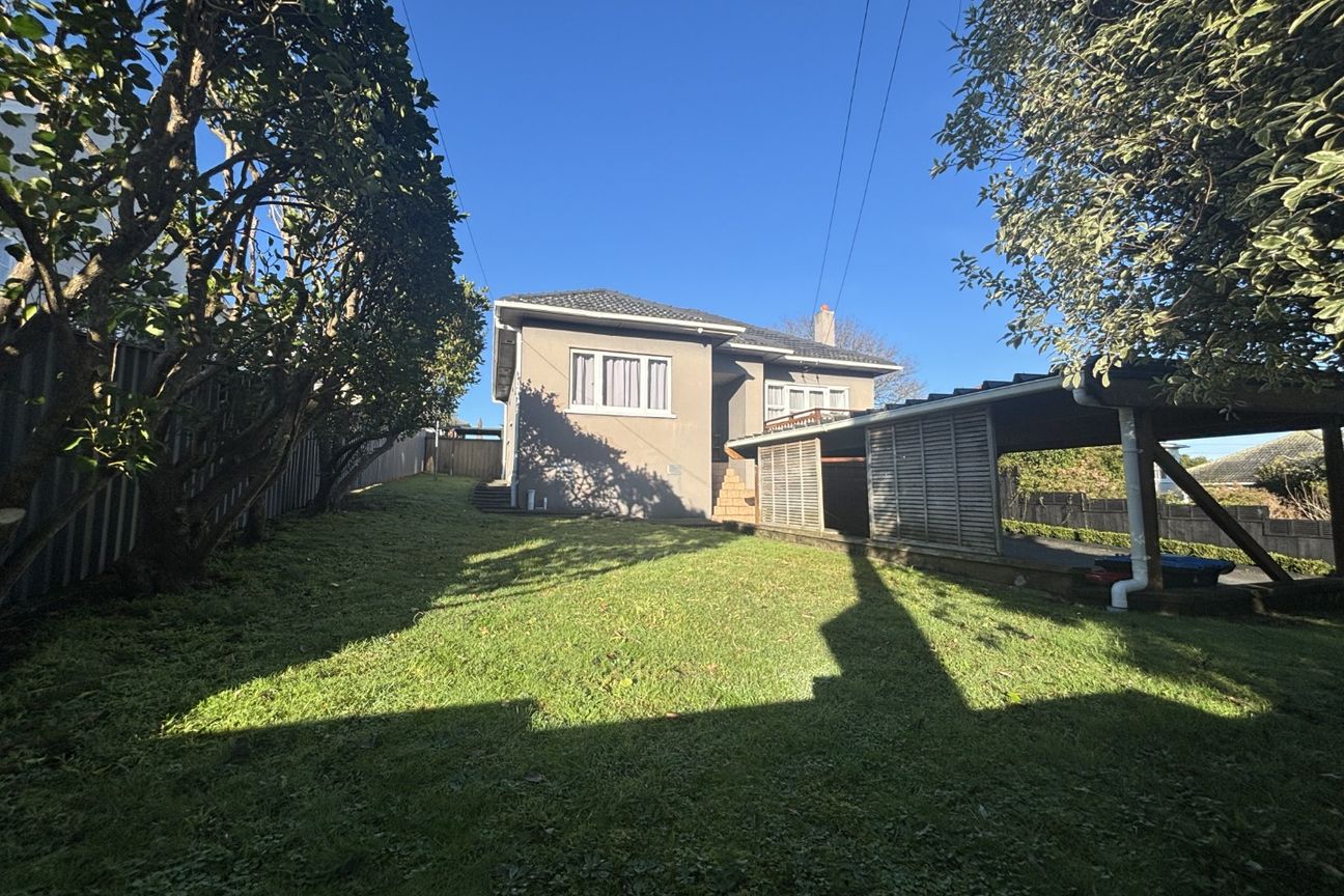 Charming Sunny Elevated 1930s Home - Vista 2