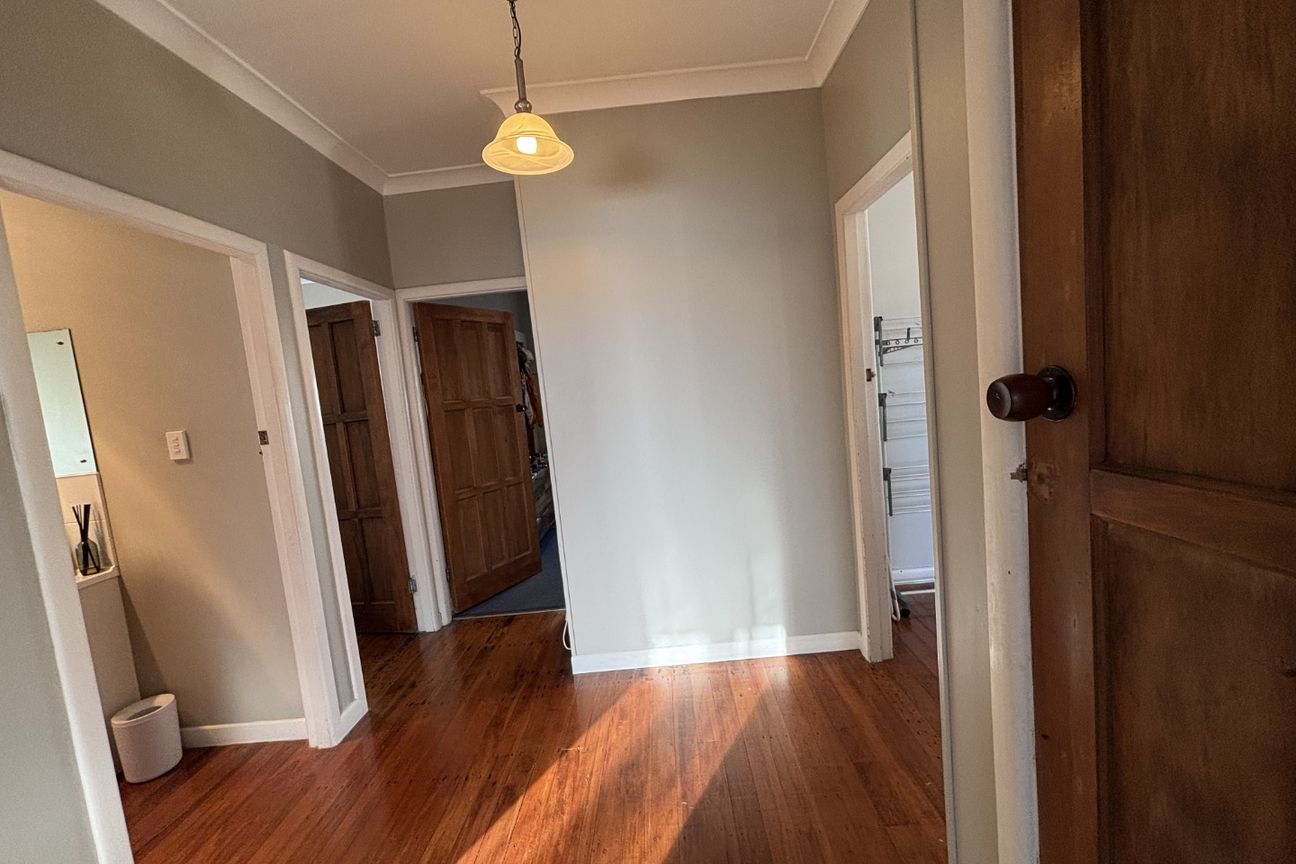 Charming Sunny Elevated 1930s Home - Vista 3