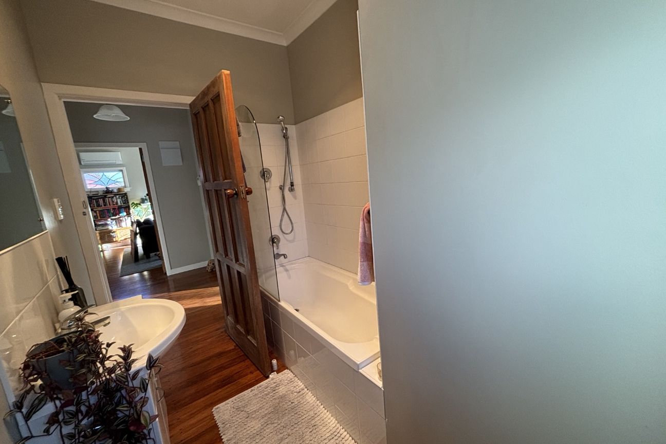 Charming Sunny Elevated 1930s Home - Vista 4