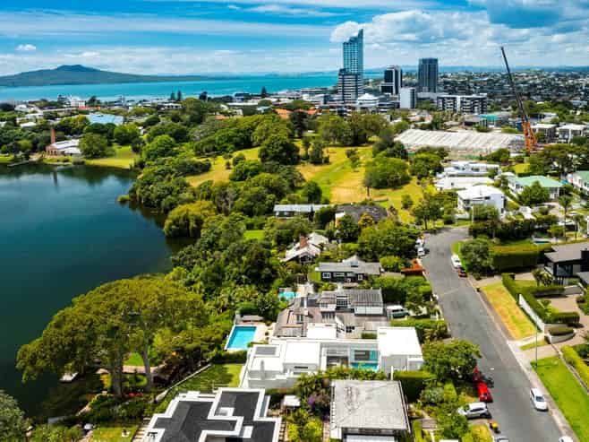  15 Lake View Road, Takapuna