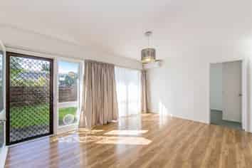 2/1 Glen Road, Browns Bay