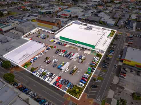 Multi-tenanted investment, anchored by Woolworths