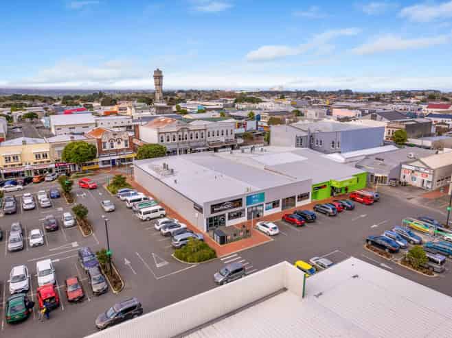 Multi-tenanted investment, anchored by Woolworths