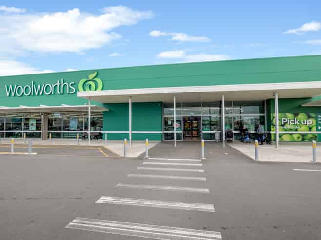 Multi-tenanted investment, anchored by Woolworths