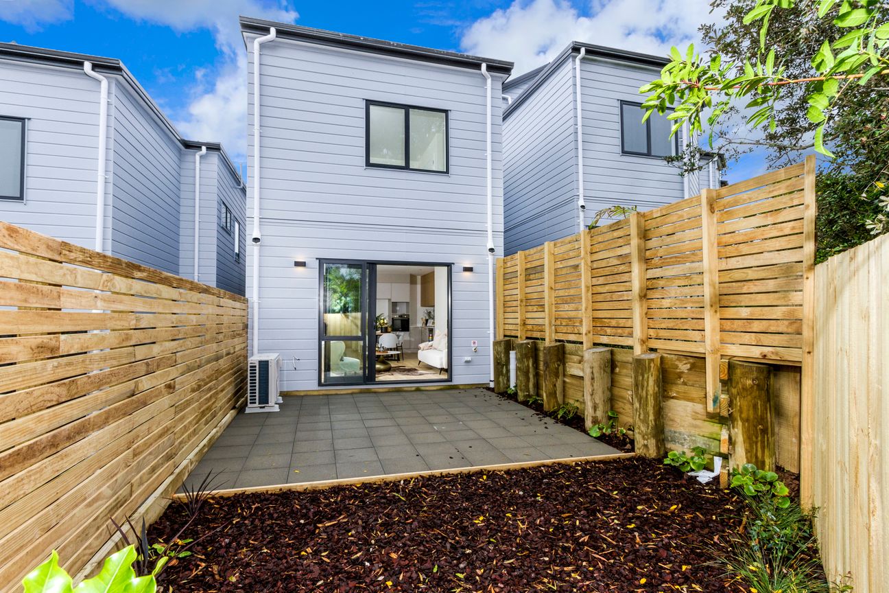 New Home, Fresh Contemporary Style in West Harbour - View 2