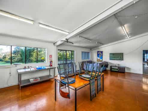 LARGE WAREHOUSE / WORKSHOP IN PATUMAHOE
