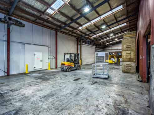 LARGE WAREHOUSE / WORKSHOP IN PATUMAHOE
