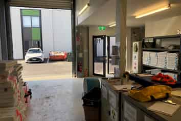 MODERN INDUSTRIAL UNIT - PRIME LOCATION

