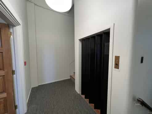 Character, high stud Office 