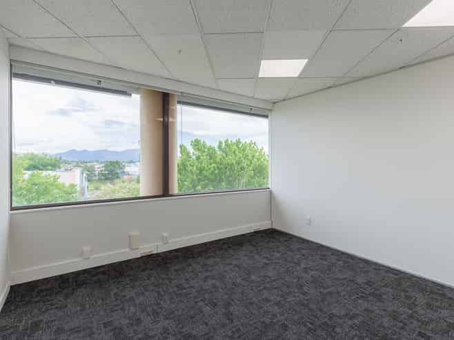 Bright, Central, Scenic: Your Dream Office Awaits