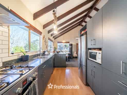 60 Larchmont Grove, Totara Park