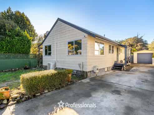 60 Larchmont Grove, Totara Park